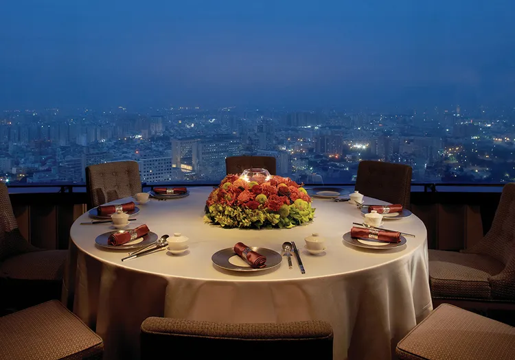 台南遠東香格里拉38樓「醉月樓」獨享府城璀璨夜景，與親友共饗秋蟹與龍蝦佳餚。業者提供