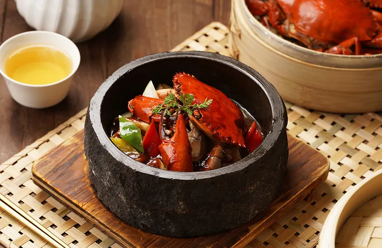 醉月樓餐廳限時推出「黑椒．薯仔．煲紅蟳」。業者提供