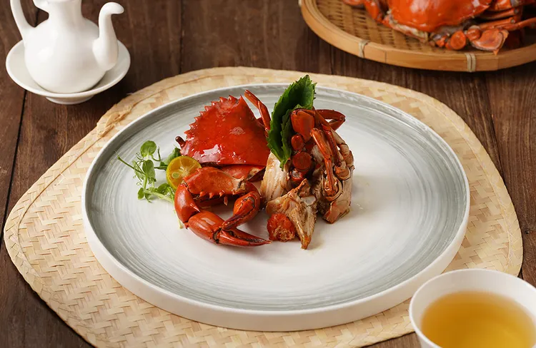 台南遠東香格里拉醉月樓《金秋盛宴》，亮點菜色「楠西．梅汁．醉紅蟳」。業者提供