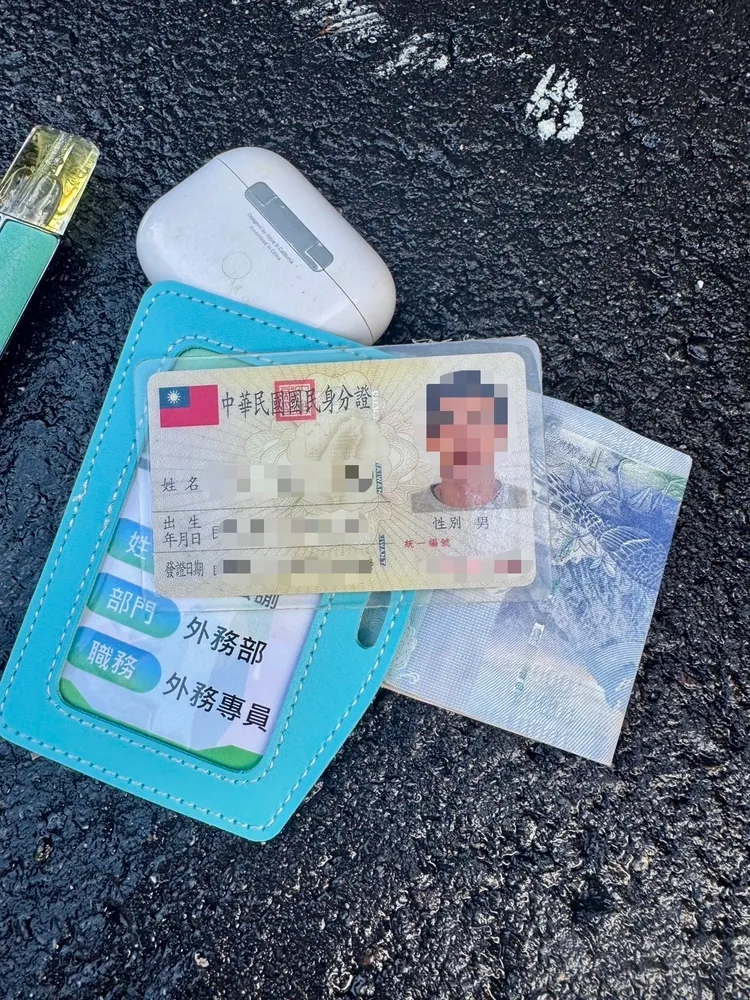 警方查扣手機、工作證及收受贓款等證物。翻攝畫面