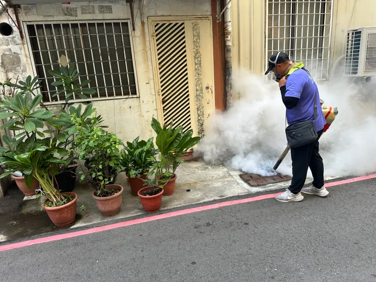 防疫團隊啟動噴藥滅蚊等緊急防治工作。翻攝畫面