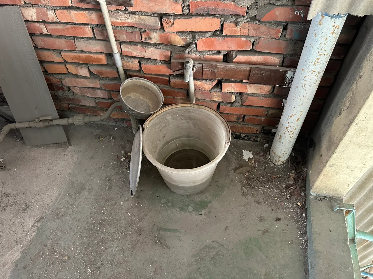 防疫团队启动地毯式强制孳生源检查。翻摄画面
