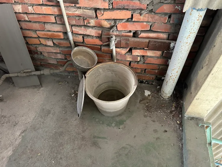 防疫團隊啟動地毯式強制孳生源檢查。翻攝畫面