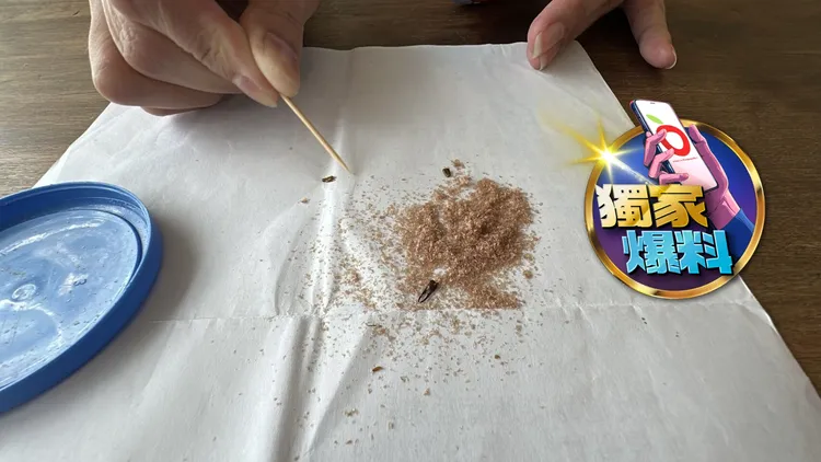 陳小姐在國內知名連鎖藥局購買2瓶巧虎寶寶米餅，擔心1歲幼兒若不小心吃下剪刀蟲的屍骸，恐會傷及健康。曾佳俊攝