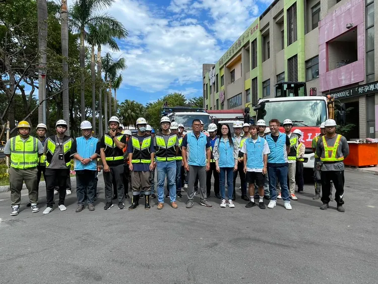 桃園出動36人、32輛機具馳赴花蓮救災。桃園市府提供