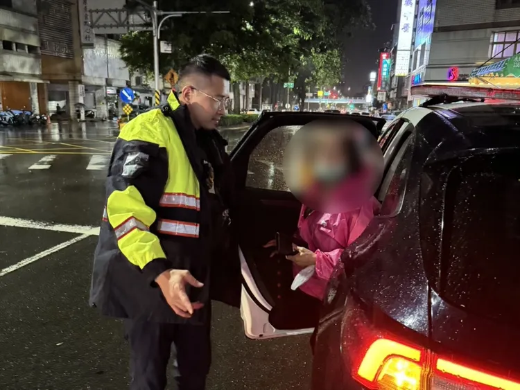 焦急找車的巫婦衝路中向巡邏警求助，這舉動嚇壞警方。翻攝畫面