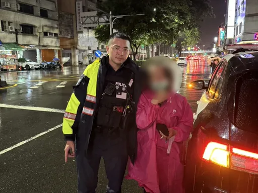 雨衣妇冲路中求助巡逻警 原因竟是这个...