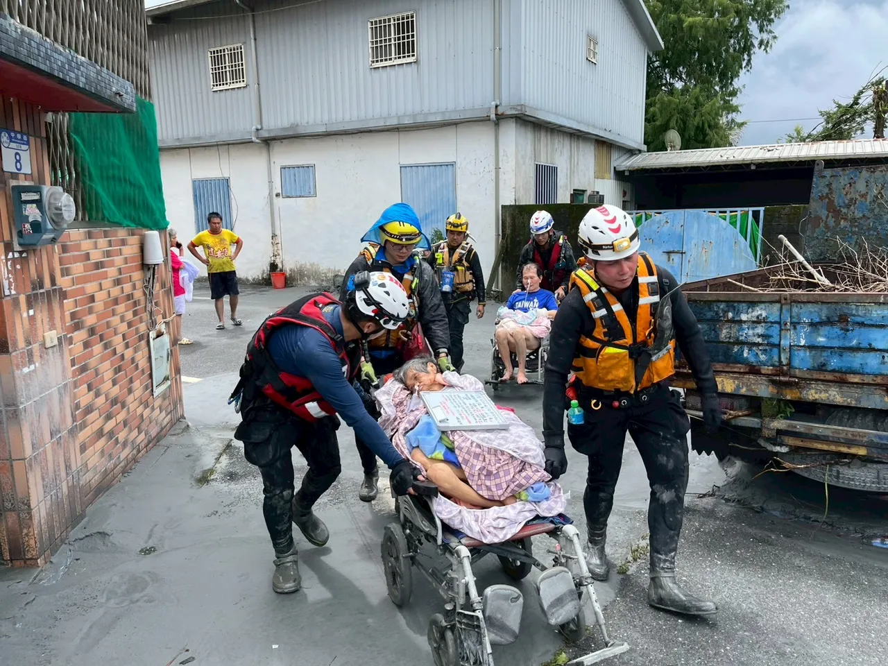 搜救人员抢救灾民。翻摄画面
