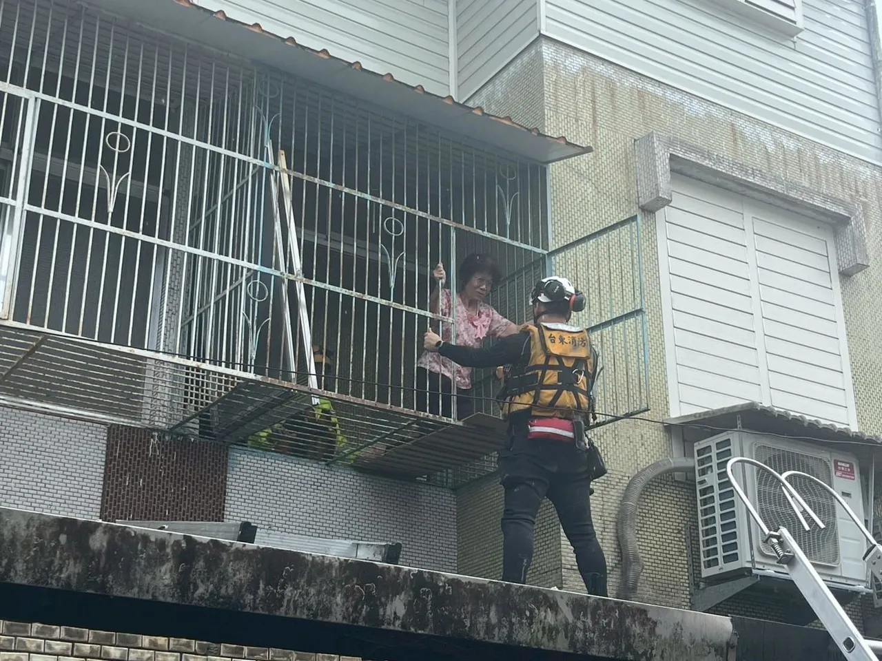 搜救人员抢救灾民。翻摄画面