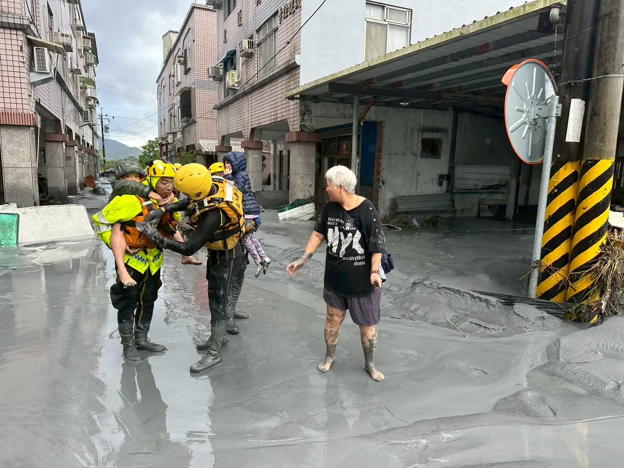 搜救人员抢救灾民。翻摄画面