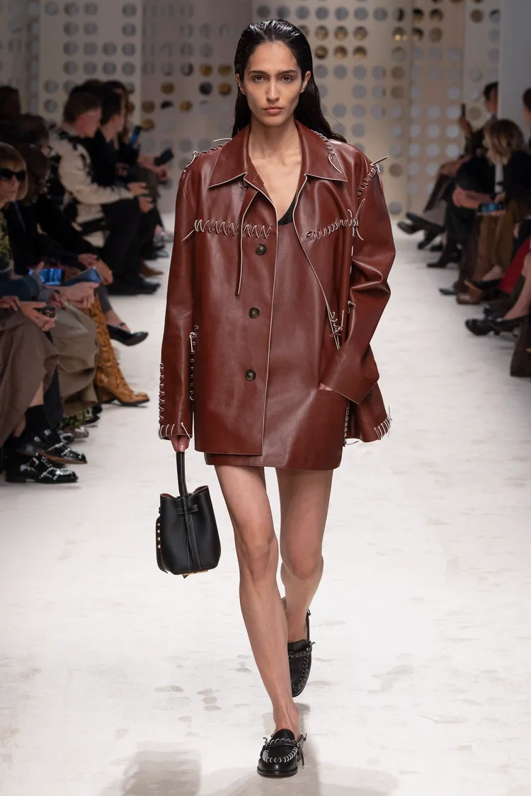 皮革作為TOD’S的首要材質，本季以鑲嵌、鏤空和手工縫線等多種工藝呈現。品牌提供