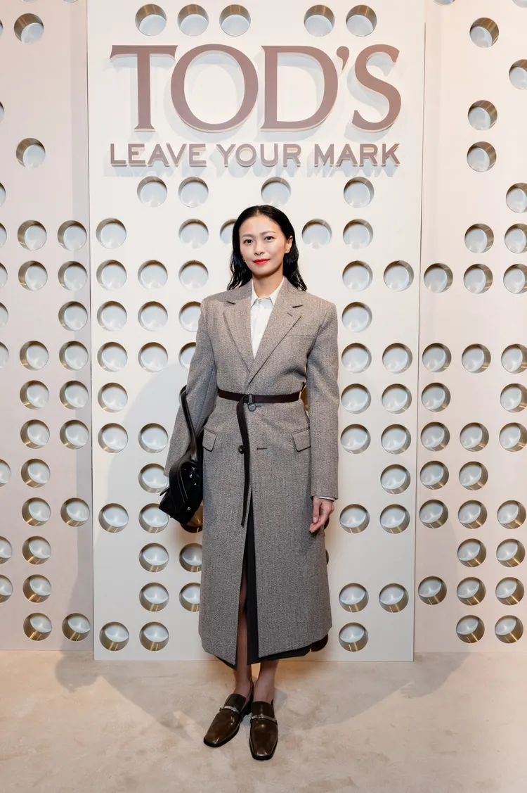 榮倉奈奈穿著正肩剪裁的灰色長大衣，黑色皮帶勾勒出俐落腰身。品牌提供