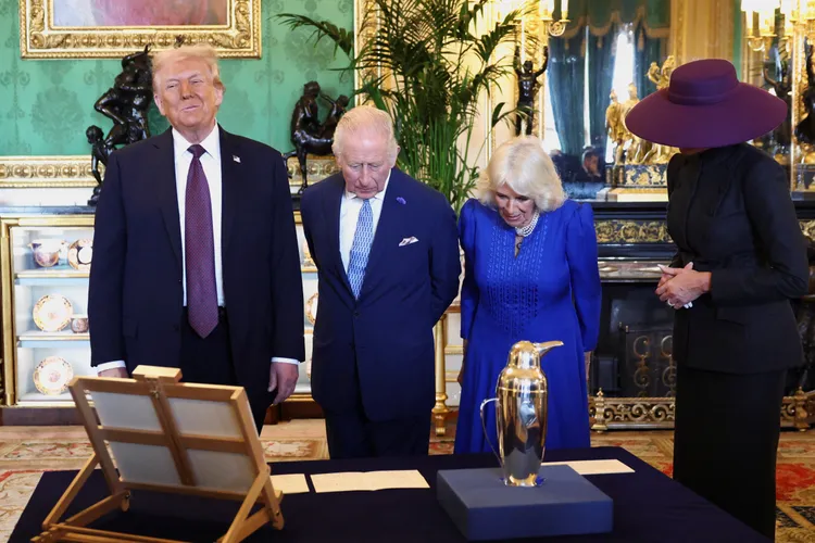 川普夫婦觀賞溫莎城堡展示的英國王室文物。路透社