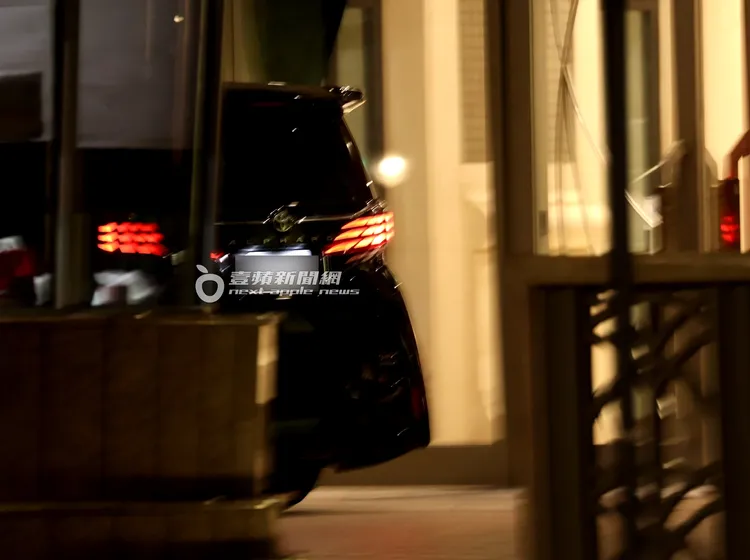 郭台銘要價330萬元起的豐田ALPHARD新保母車，抵達門口準備出門。特勤中心攝