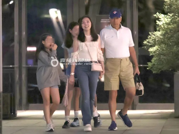 郭台銘（右）牽起曾馨瑩的手，一家人臉上充滿笑容。特勤中心攝