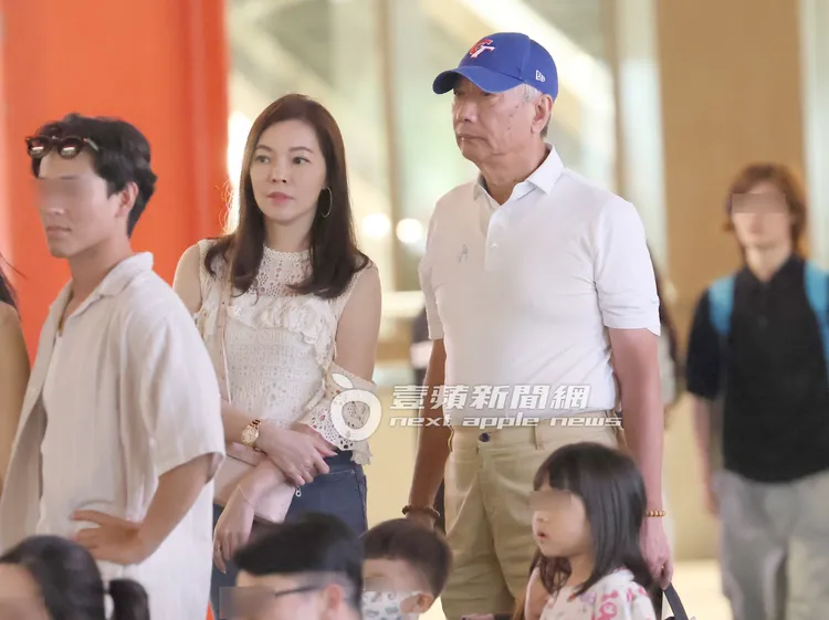 郭台銘（右）與曾馨瑩認真欣賞香堤大道的街頭藝人表演。特勤中心攝