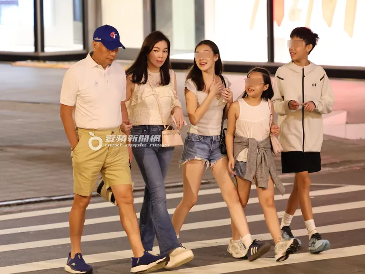 郭台銘（左起）與曾馨瑩一家五口並肩過馬路。特勤中心攝