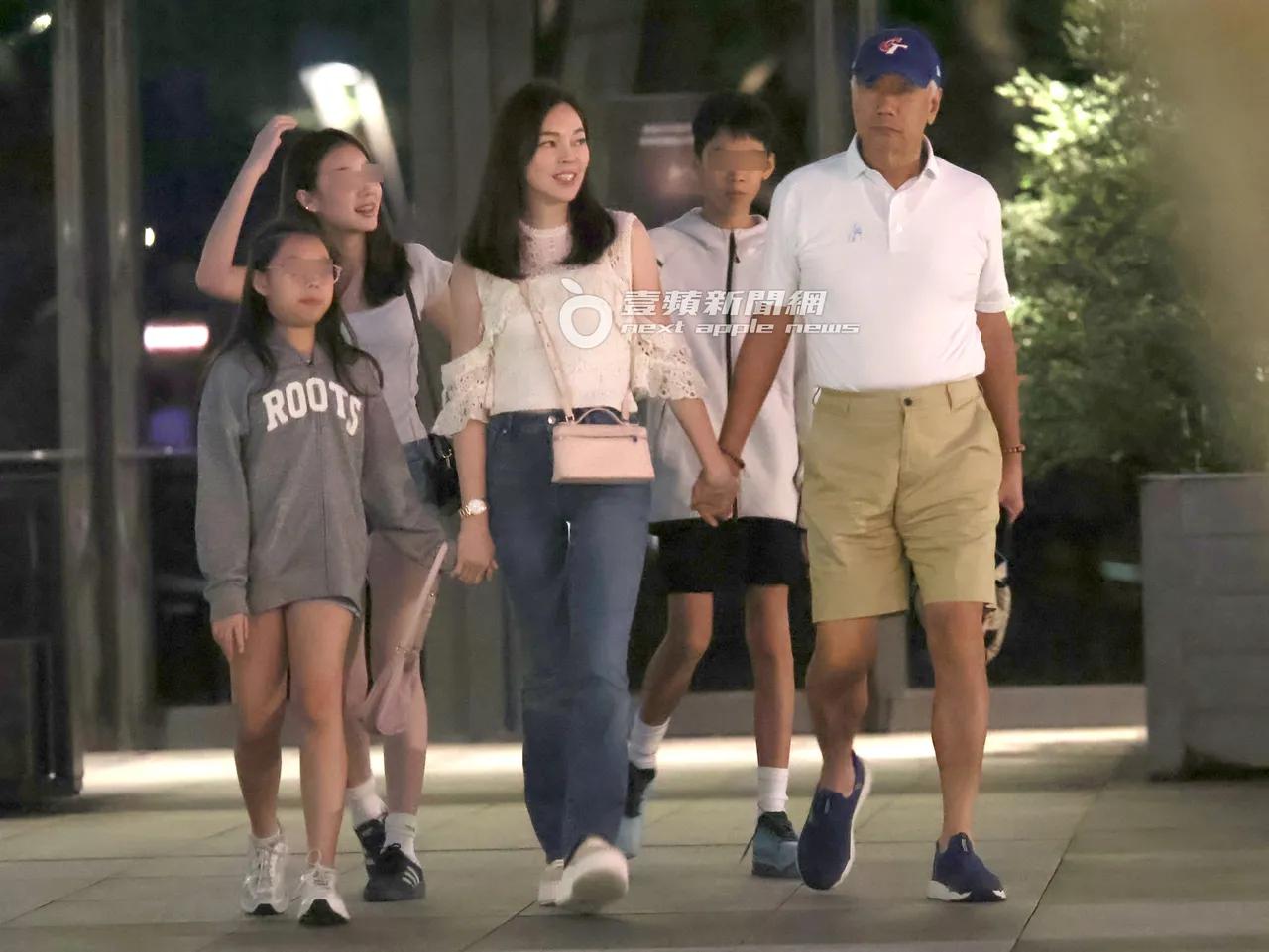 吃飽後,郭台銘全家福手牽手準備散步回家,家庭幸福美滿。特勤中心攝