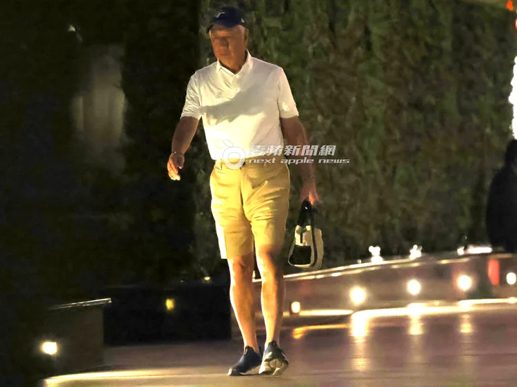 郭台銘手提環保袋，頭戴中華隊棒球帽，身穿Polo衫，搭米色短褲穿搭休閒。特勤中心攝