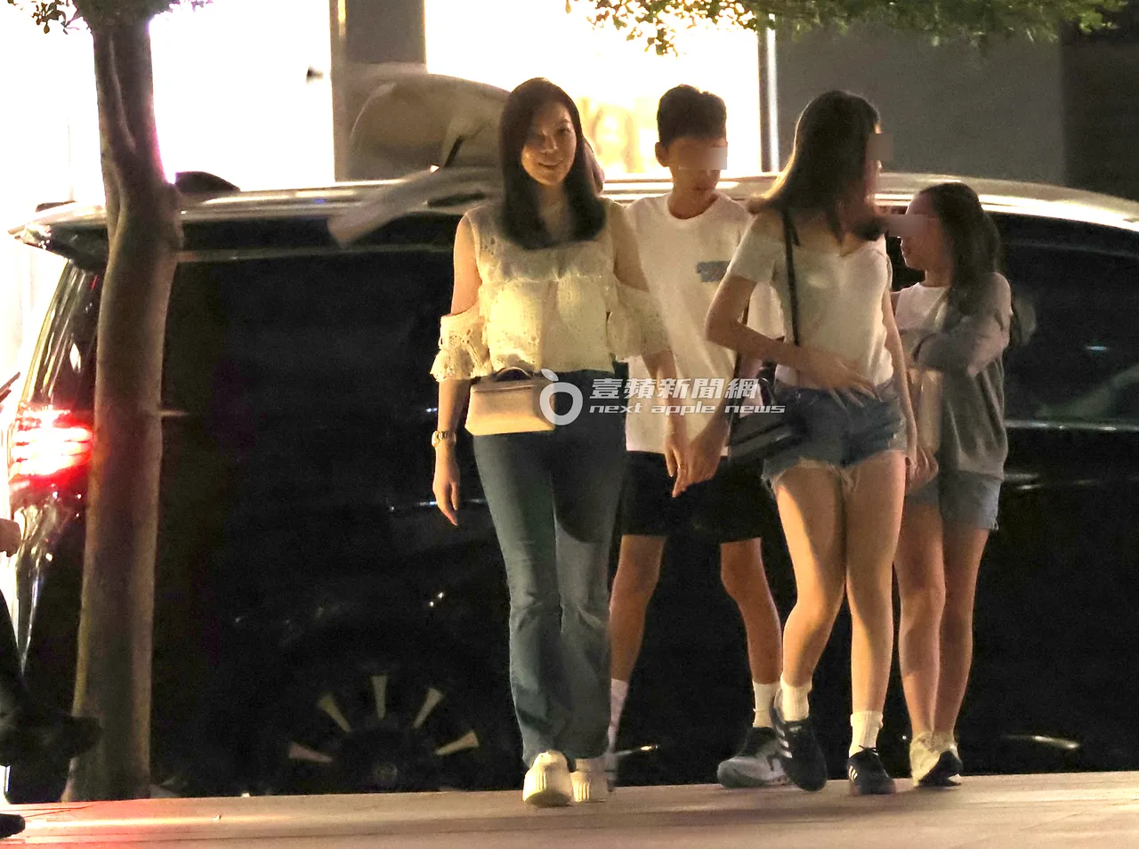 曾馨瑩(左起)率先從後座下車,兒子郭守善從副駕下來,大女兒妞妞牽著妹妹QQ的手跟在媽媽身後。特勤中心攝