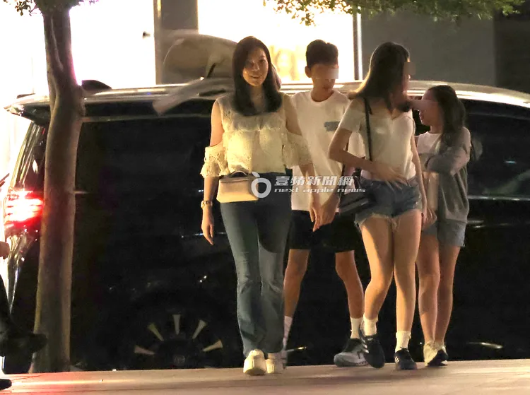 曾馨瑩（左起）率先從後座下車，兒子郭守善從副駕下來，大女兒妞妞牽著妹妹QQ的手跟在媽媽身後。特勤中心攝