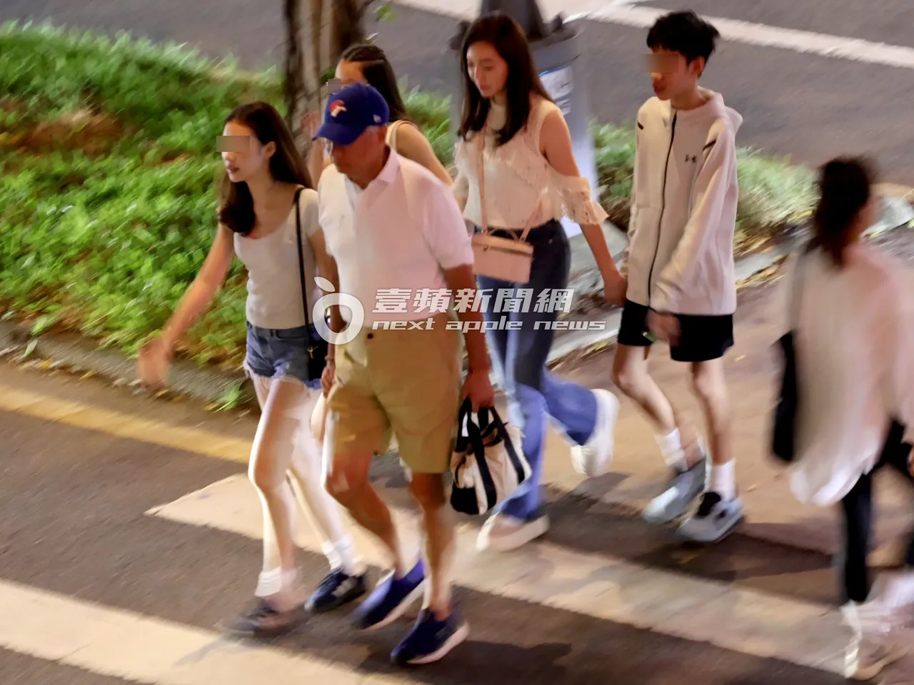 在郭台銘帶領下,和夫人曾馨瑩同心協力牽兒女過馬路,安全走過斑馬線。特勤中心攝