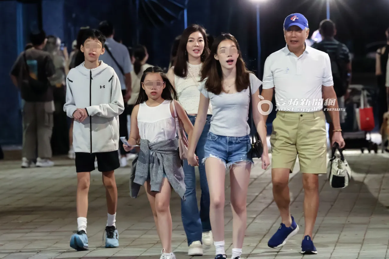郭台銘(右)與太太曾馨瑩一家五口牽著手,漫步在信義商圈街頭,露出幸福笑容。特勤中心攝