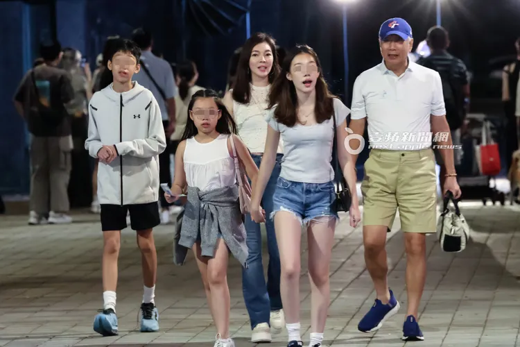 郭台銘（右）與太太曾馨瑩一家五口牽著手，漫步在信義商圈街頭，露出幸福笑容。特勤中心攝
