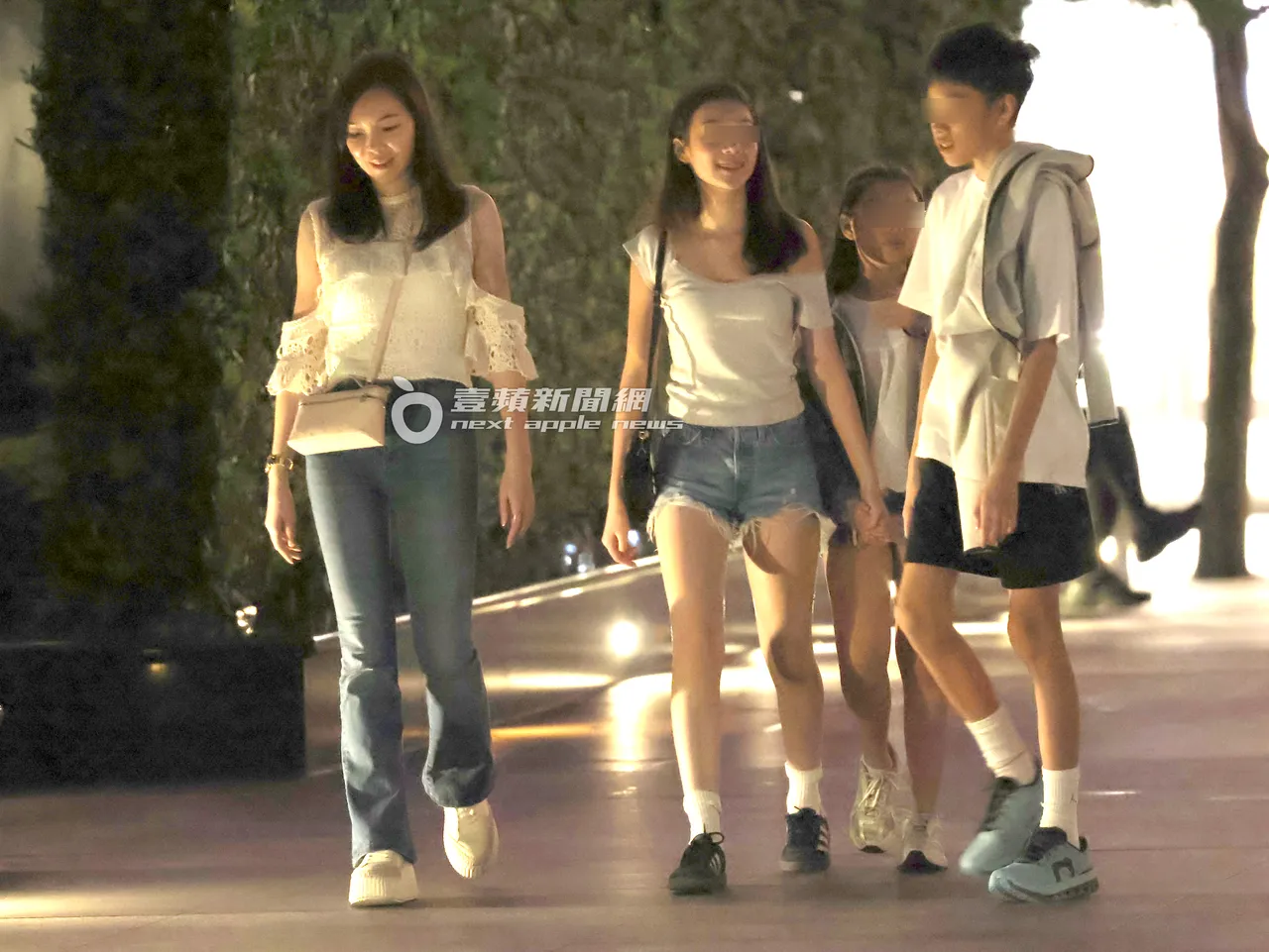曾馨瑩(左)和一雙女兒都穿削肩上衣,大女兒妞妞長相和氣質彷彿是媽媽曾馨瑩的翻版。特勤中心攝