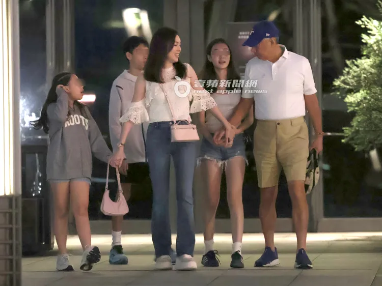 1小時後，郭台銘（右起）一家五口步出餐廳，女兒妞妞將爸爸和媽媽的手牽在一起，十分浪漫。特勤中心攝