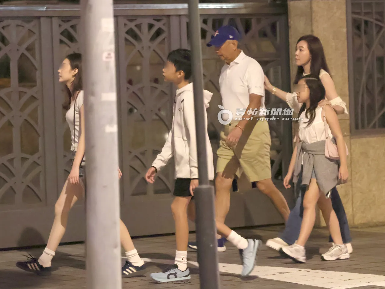 郭台銘一家五口吃飽飯後,在信義商圈散步後返家。特勤中心攝