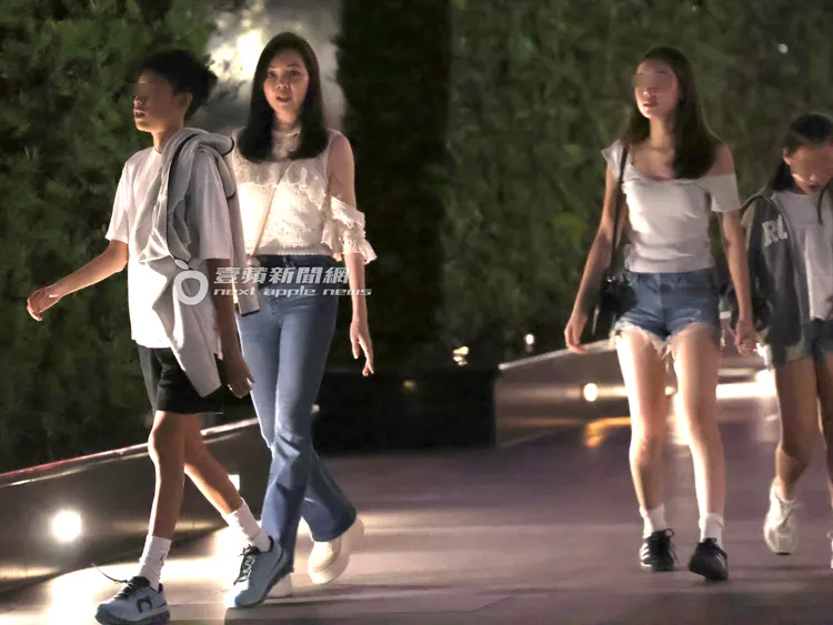 兒子郭守善（左）一身運動裝，身高已快逼近媽媽曾馨瑩。特勤中心攝