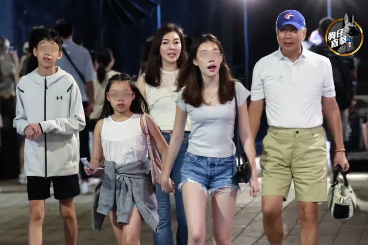 郭台銘（右起）和大女兒妞妞、老婆曾馨瑩、小女兒QQ及兒子Tiger，一家子逛信義商圈香堤大道。特勤中心攝