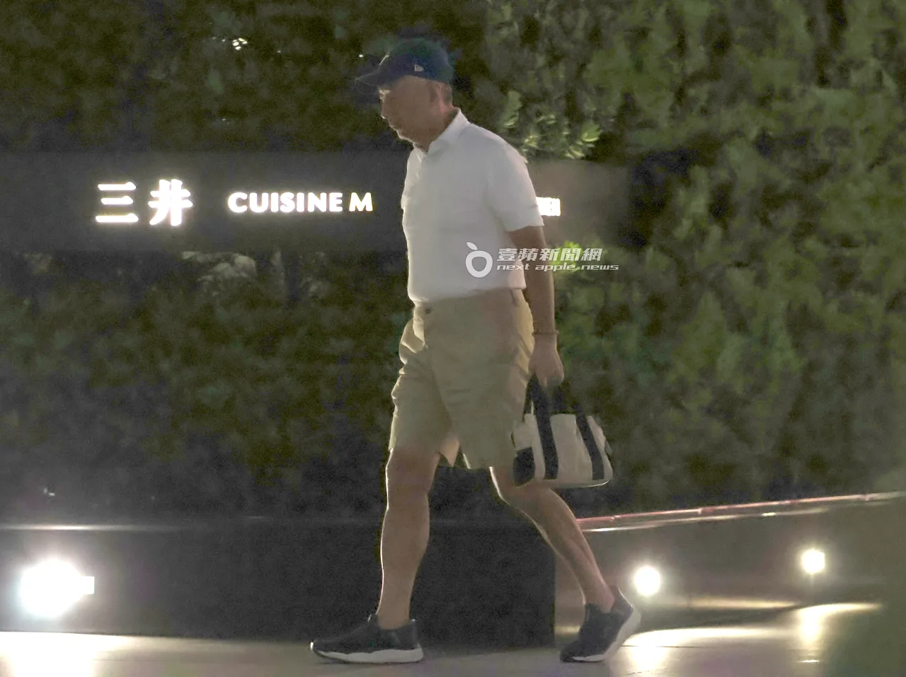 郭台銘手拿環保袋,走進餐廳與家人們會合。特勤中心攝