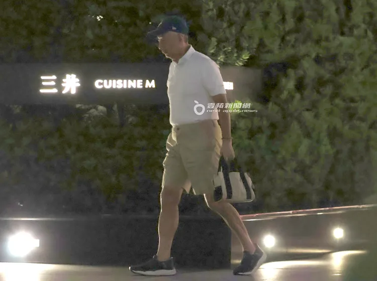 郭台銘手拿環保袋，走進餐廳與家人們會合。特勤中心攝