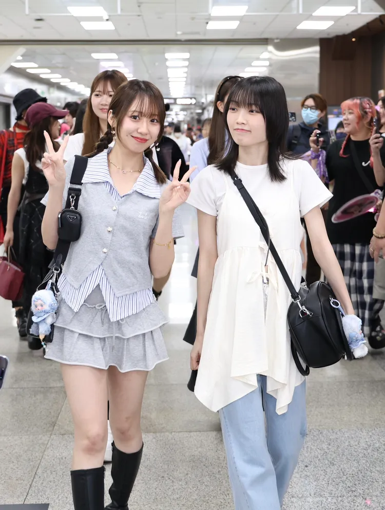 早安少女組。'25隊長野中美希（左）對著鏡頭比YA。莊宗達攝