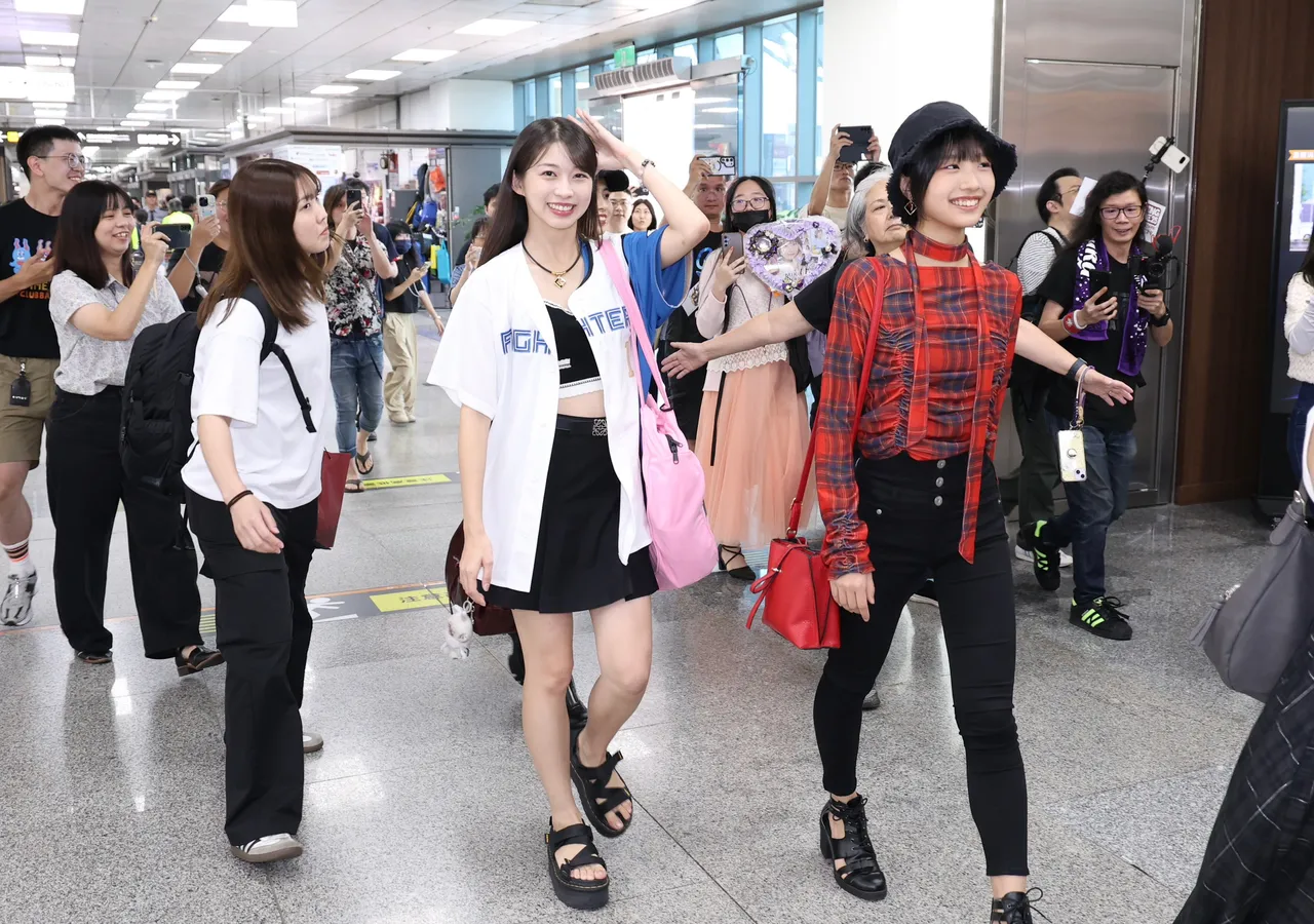 早安少女组。'25开心走出机场。庄宗达摄