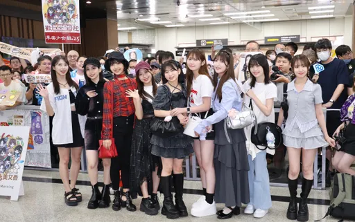 早安少女组。'25睽违6年来台开唱!百粉举创意布条「美又香」接机