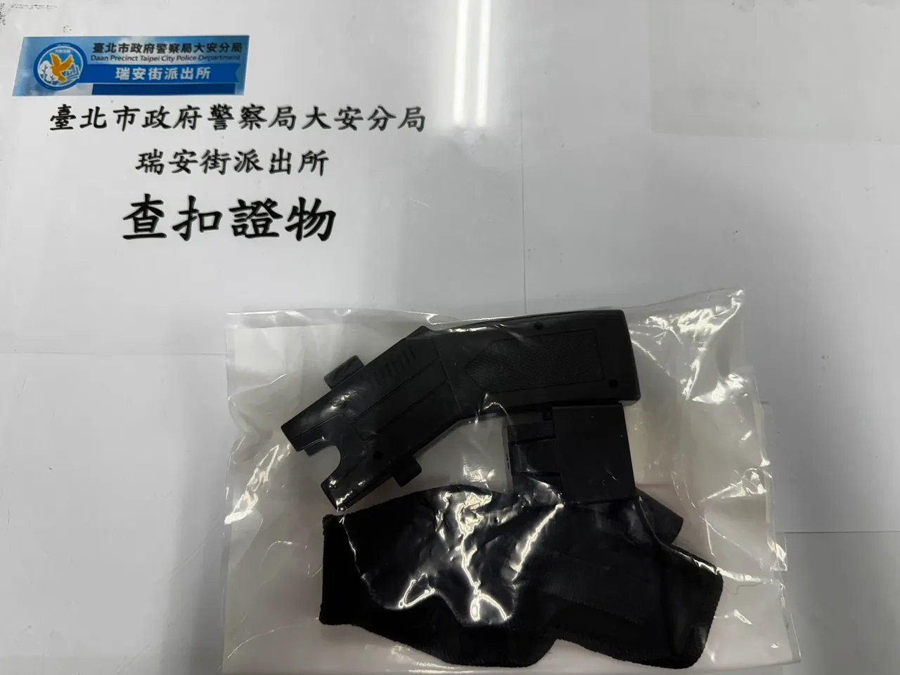 警方查扣电击枪。警方提供