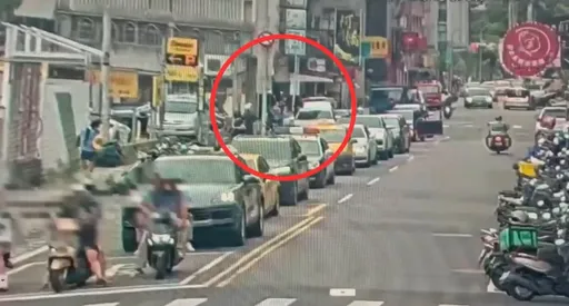 不滿「吳柏毅」外送員車速過慢!Uber計程車司機當街亮電擊槍恐嚇