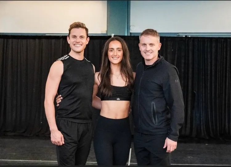 首席男舞者盧卡斯．勞頓（Lucas Lawton，左起）、首席女舞者艾琳．邁波琳（Erin McPolin）、創意總監詹姆士．基根（James Keegan）。寬宏藝術提供