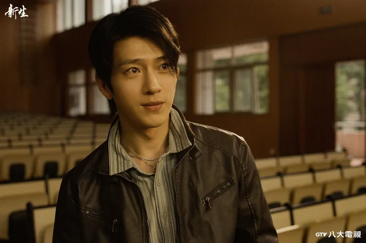 井柏然在戲裡以多個人設，遊走在不同的人身邊。八大提供