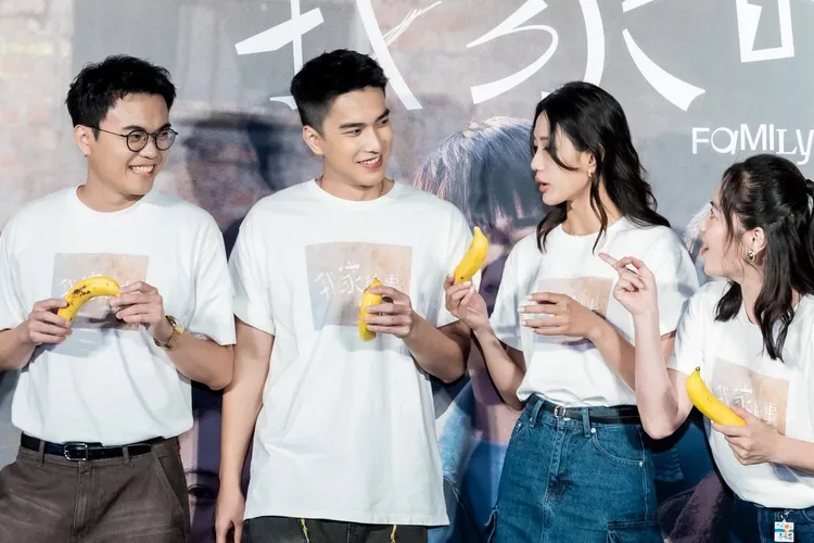 劇組台上吃香蕉。牽猴子提供