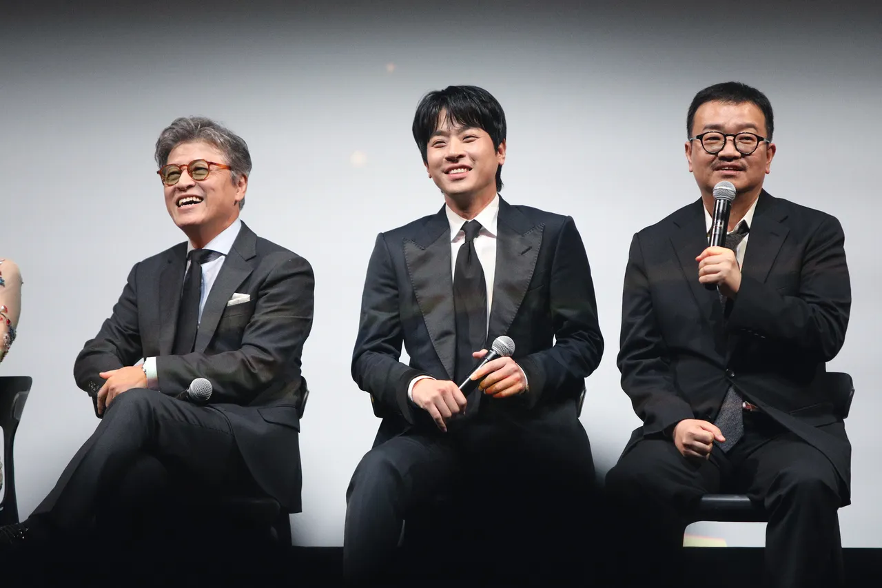 延尚昊(右起)日前率领朴正民、权海骁出席多伦多影展。© 2025 Plus M Entertainment and WOWPOINT. All Rights Reserved.