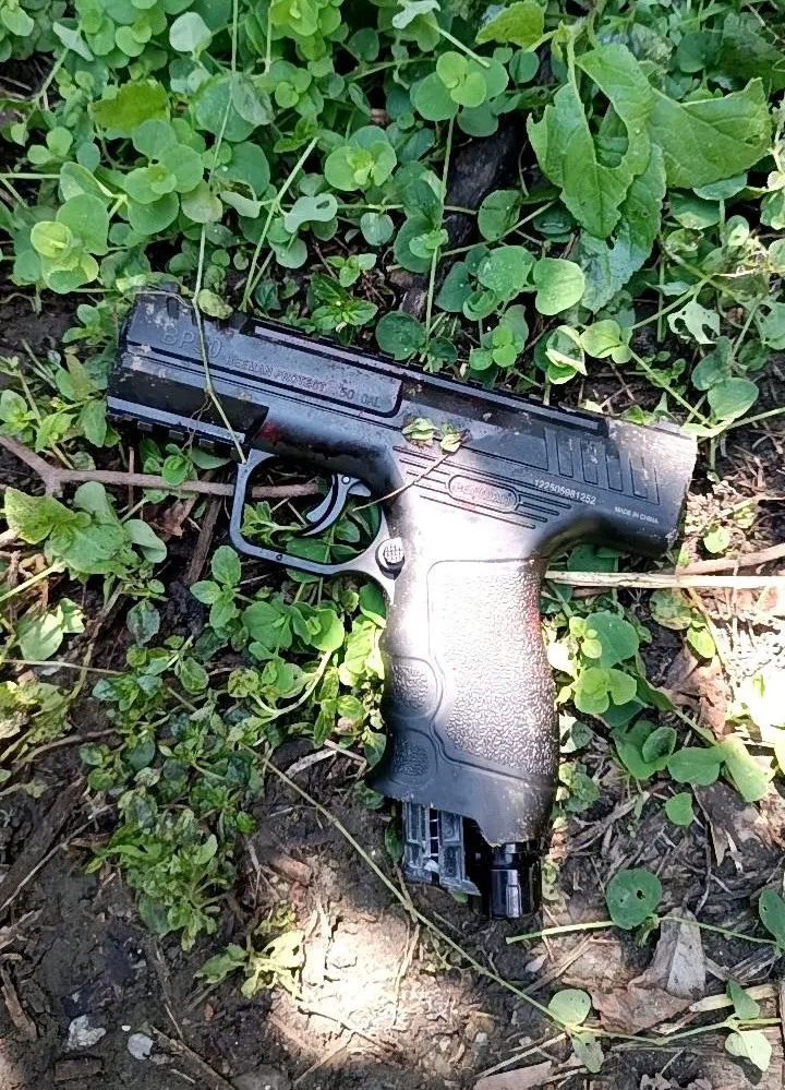 現場遺留空氣動力作動的辣椒槍。翻攝畫面