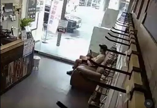 屏东阿伯通讯行「沙发上尻枪」!员工见监视器喊恶心 网友:快换椅子