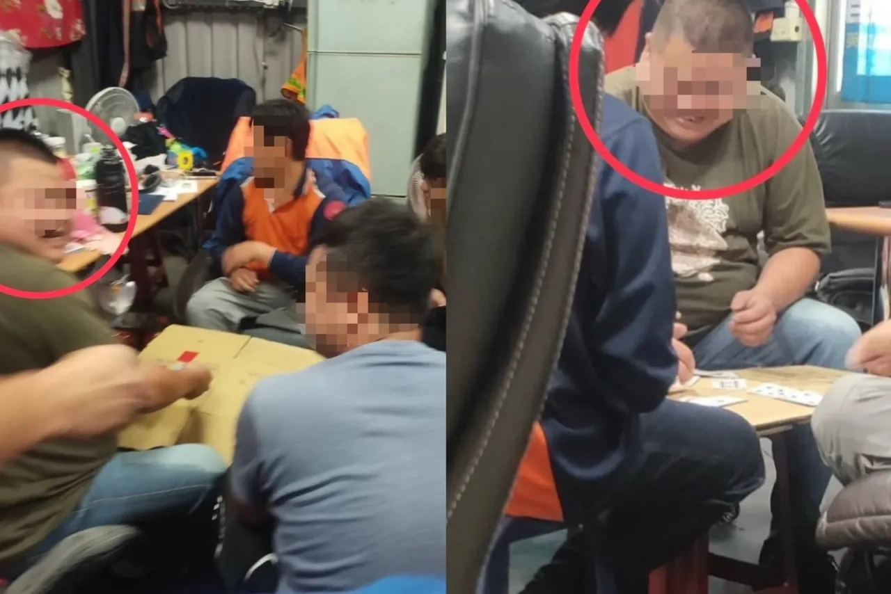 泰山清洁队机动班林姓班长(深灰色T恤者)带头打牌聚赌,休息室沦为娱乐赌场。民众提供