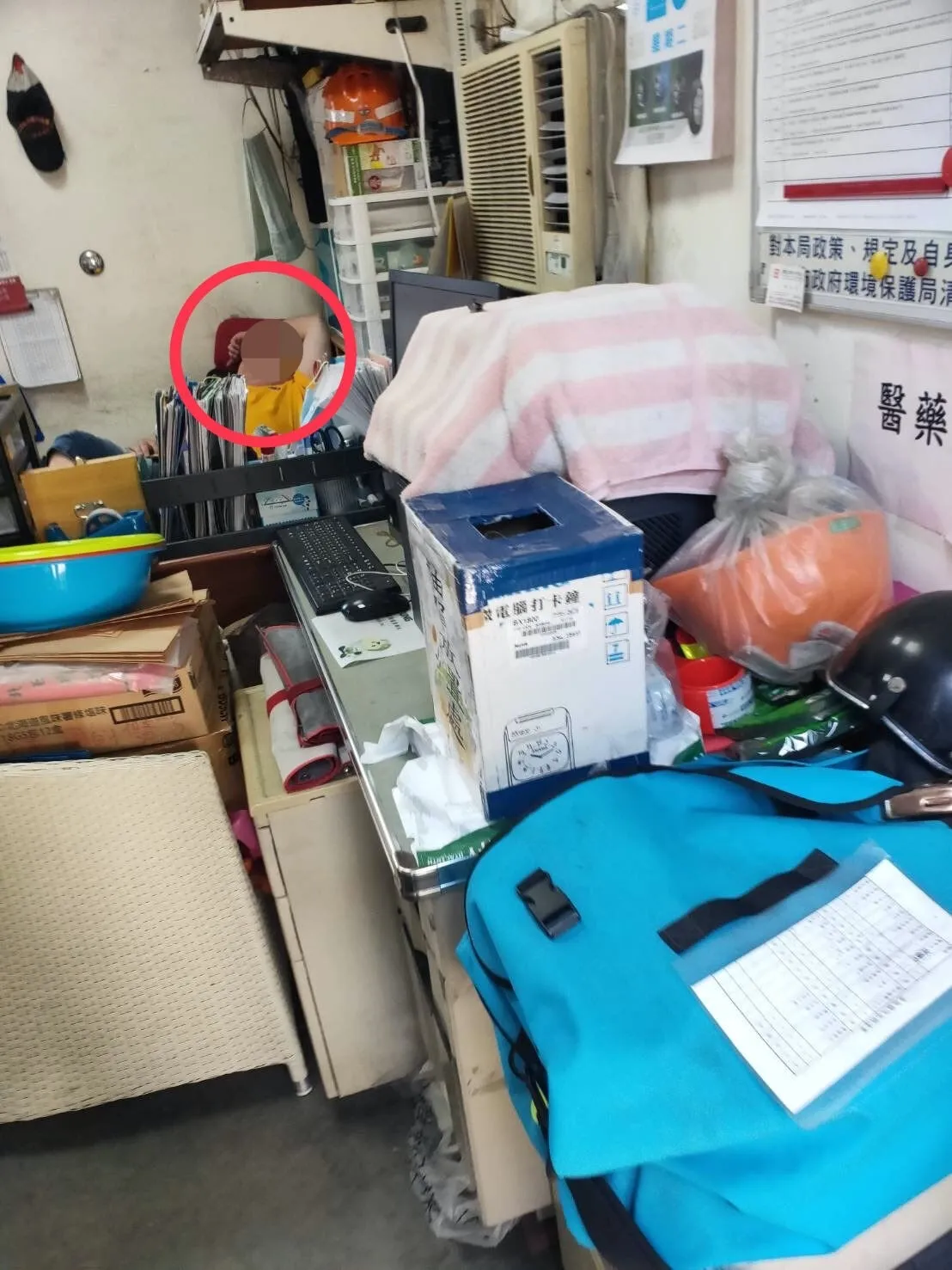 不只带头聚赌,林姓班长上班时间还偷勤,在办公室吹冷气呼呼大睡。民众提供