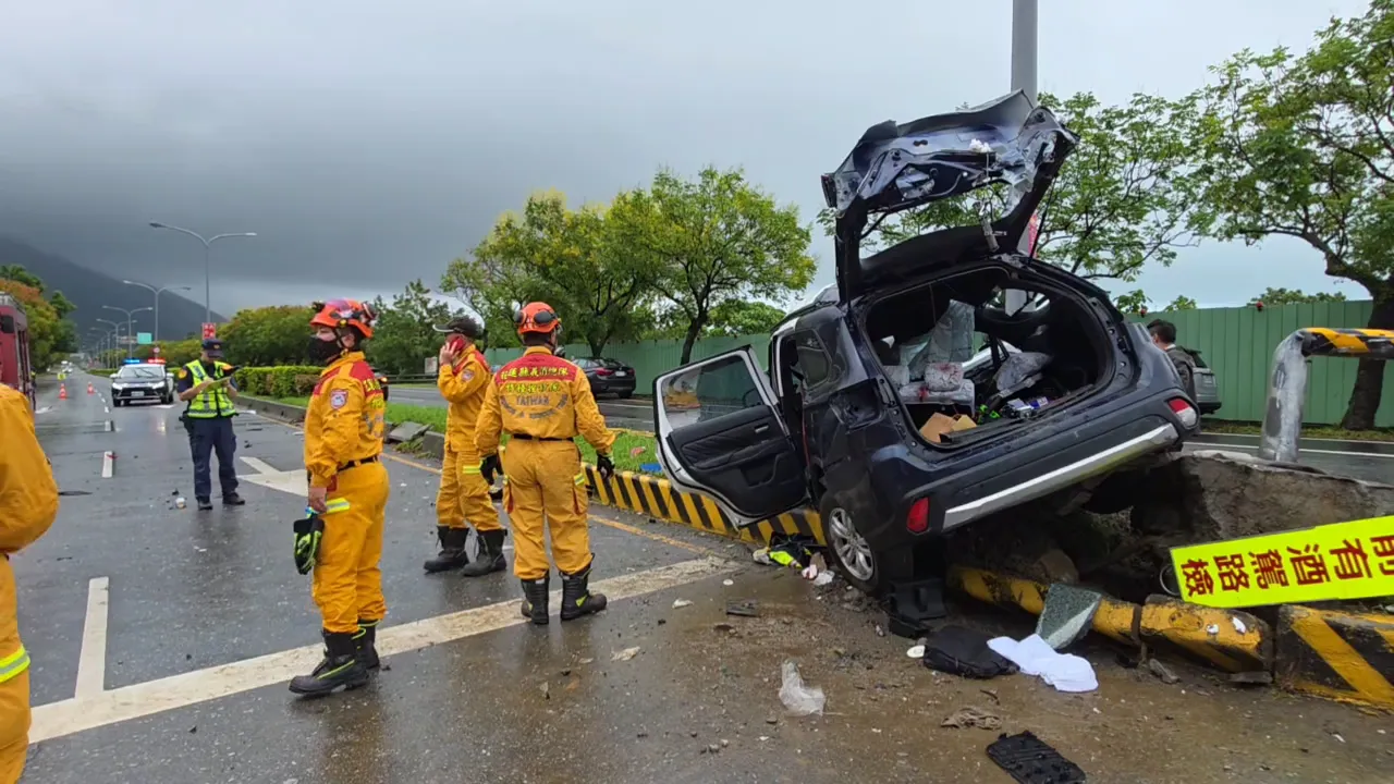 警车撞分隔岛严重车祸。民众提供