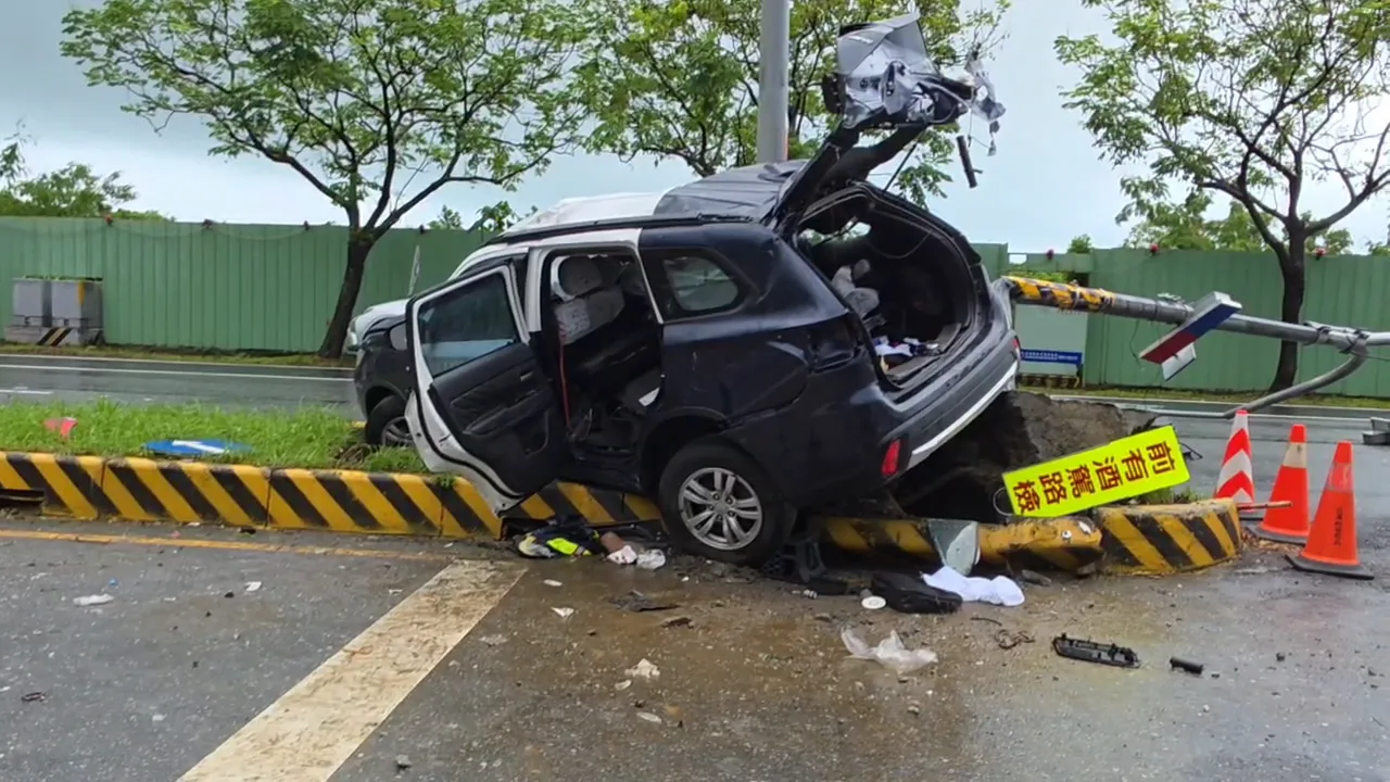 警车撞分隔岛严重车祸。民众提供